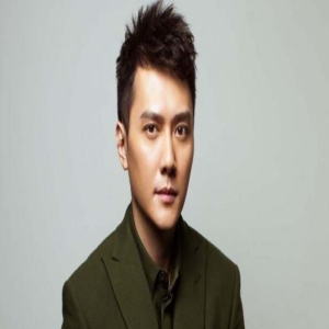 冯绍峰跟女保姆带娃逛街,手牵手被指像一家人,难怪赵丽颖拒复婚