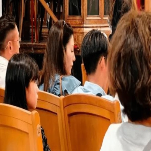 李嘉欣一家人欧洲游玩!儿子许建彤长相遭质疑,皮肤晒黑不像妈妈