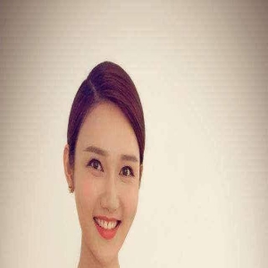 央视美女主持,多才多艺,皮肤白皙少女感十足,日常生活惬意