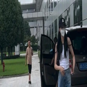 迪丽热巴受伤后露面!鼻子撞伤后遮挡严实,穿3000元凉鞋被吐槽!