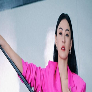 张柏芝孙东海现身泳池,她穿黑衣笑容甜蜜,男方与3娃互动显拘谨