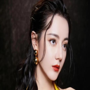 太娇贵?热巴鼻子磕碰紧急送医,意外踩空与他人相撞,何炅被误伤