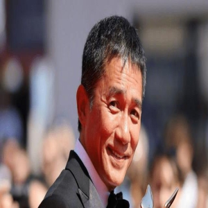 实至名归!61岁梁朝伟获电影节终身成就奖,开心泪洒颁奖台