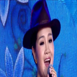 她凭借歌声来到央视,倒追高颜值丈夫,如今有3个孩子,让人嫉妒