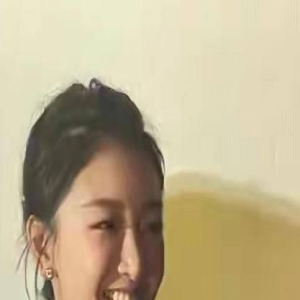 周冬雨新加坡偶遇,身材高挑如170cm,素颜白到发光!