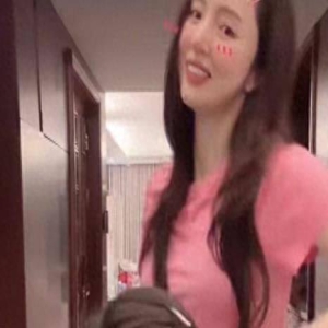 43岁董璇和女儿跳甜妹舞,北京豪宅内景曝出,客厅男士拖鞋引争议