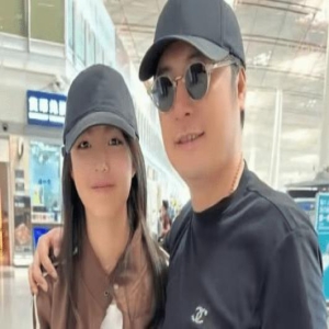 王岳伦送女儿出国,父女俩差不多高,王诗龄依依不舍当场落泪