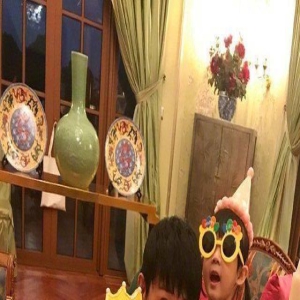 陆毅鲍蕾为贝儿庆生,一家四口颜值爆表,如同复制黏贴
