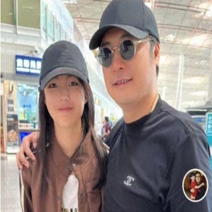 50岁王岳伦现身机场!送14岁女儿英国留学,父女五官神似喜感充足