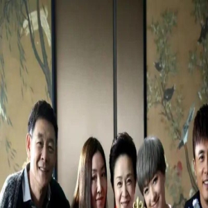 这个老戏骨不一般:从小拿金条当玩具,坐拥上亿四合院,77岁还在演戏,儿子却没继承父业