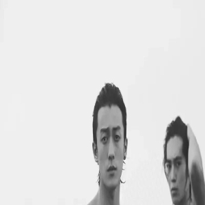 侯雯元《时装男士》大片,深V西装蛇皮裤,禁欲风绝了