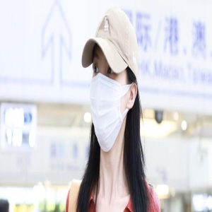 金晨修身上装展现优美身姿,一步裙凸显纤瘦体态