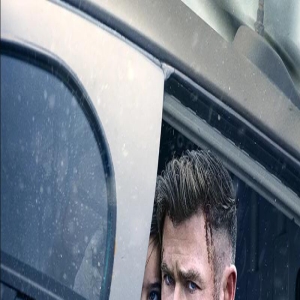 《惊天营救2》角色海报曝光 “锤哥”持武器冲锋