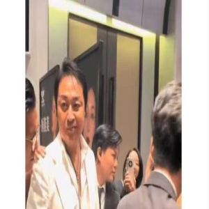 马景涛为医美公司商演大变样!嘴歪脸肿被疑中风,与富婆牵手拥抱