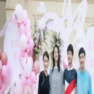 叶一茜晒全家福庆生,脸长得像连身高都差不多,森碟比妈妈还漂亮