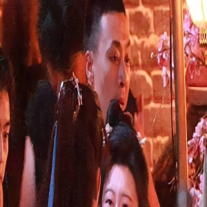 《四海重明》路透曝光,景甜张凌赫穿古装拍吻戏,深情对视超甜蜜