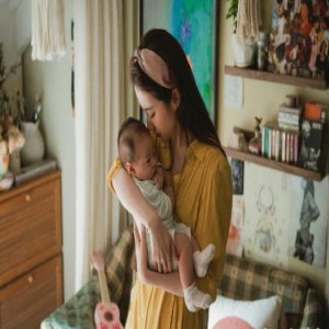 刘亦菲新剧《玫瑰故事》,与彭冠英吻戏上热搜,男生被亲到耳朵红