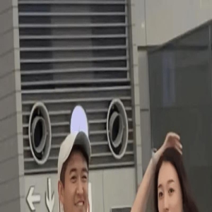 李小冉直接素颜走机场,要身材有身材皮肤还白,还是20岁少女状态