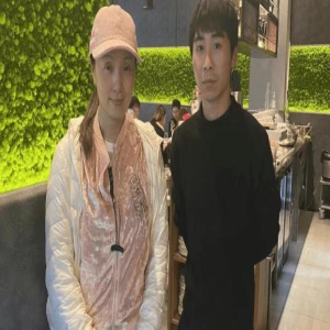 曝陶虹回国,跟徐峥一起看话剧,8.2亿资金疑已解冻,风波已过?