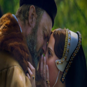 《煽动者》曝剧照 艾丽西亚·维坎德与裘德·洛相拥