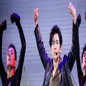 钟汉良都48岁不见老!穿修身衣热舞秀健硕身材,散发荷尔蒙太迷人