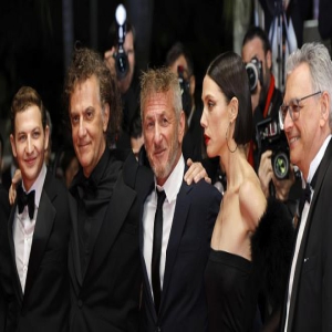 《黑蝇》戛纳举行首映活动 西恩·潘等主创出席