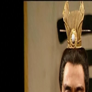 94版三国里的曹操,77岁穿衬衫西裤身姿挺拔,一头白发难掩好气色