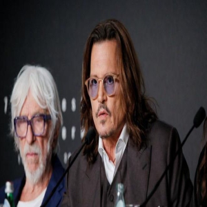 德普发布会迟到40分钟 麦温为其整理发丝力破不合