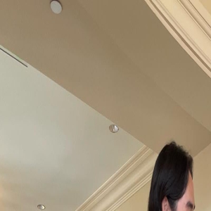 林依轮长子携洋女友回国!街头相拥秀恩爱,女方穿肚兜身材似超模