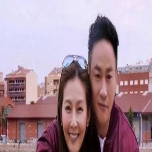 何润东与老婆分居16年,如今她生活不能自理,才接来横店团聚