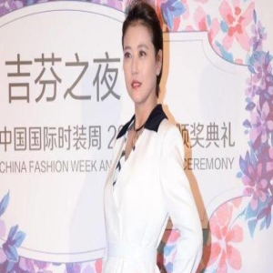 女神和周海媚都是60后,简约高级vs浓妆显老