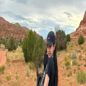 Jennie 骑马大秀身材!脚上的 Yeezy 看清了!