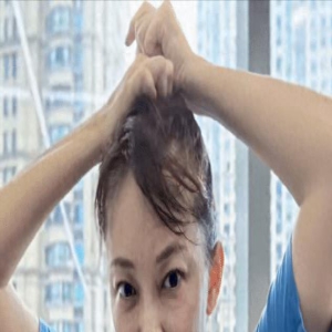 50岁牛莉这状态让人认不出,腋下汗湿头发稀疏太沧桑,晒北京超高层豪宅