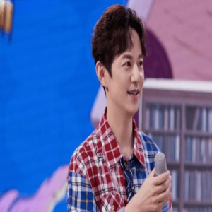 何炅被曝拖欠工资,拉黑保姆并踢出群,知情人:对方想要100万