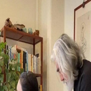 张纪中小31岁娇妻深夜失眠!天没亮起来直播看书,状态真实引热议