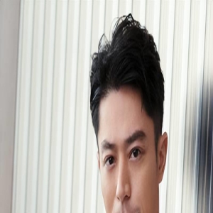 没退休!霍建华新戏路透照曝光,在房顶投喂刘亦菲画面养眼