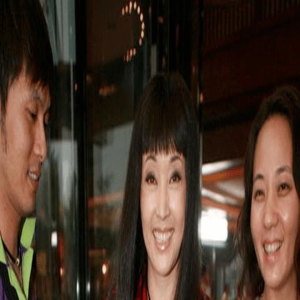 刘晓庆70岁改头换脸,换新发型认不出,素颜现身穿格子裙像年轻人