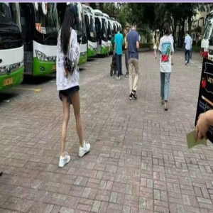 baby送娃上学被偶遇,小海绵一学期学费仅7万,被指太过便宜