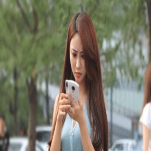 街拍:颜值6分的小姐姐,邹眉头的样子美极了