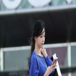 街拍:清艳脱俗的多肉女孩,背着包包走在街上如清风般远去