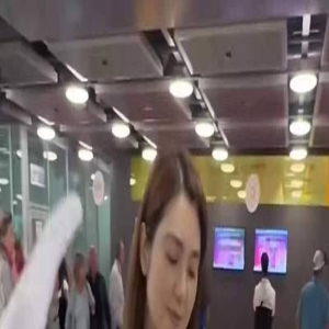 洪欣女儿与家人机场离别泪水滂沱,张丹峰眼中充满不舍!