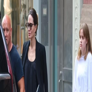 安吉丽娜·朱莉让15岁女儿当她的助理惹争议,被抨击“太自私”