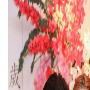 64岁莫华伦与小31岁娇妻大秀恩爱!女方身材姣好,旗袍加身显年轻