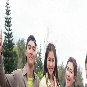 47岁林心如跟Selina姐妹出游,穿牛仔裤扎公主头完全看不出像50岁