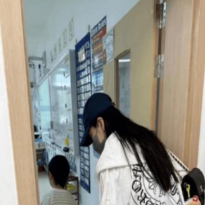 偶遇baby送小海绵上学,打扮时髦显少女,与黄晓明账号被曝光引争议