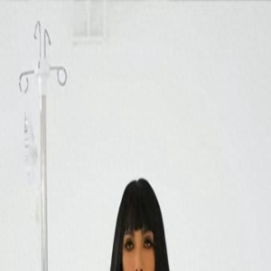 抗癌成功3年后,歌手张咪输着液走秀,独生女刚结束10年婚姻