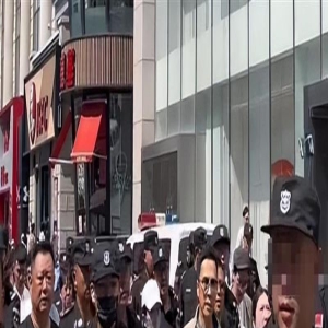 甄子丹被曝耍大牌,出席活动带几十个安保,甄子丹:别骂保安