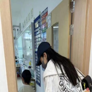 偶遇baby送儿子上学,打扮时髦显少女,与黄晓明账号被曝光引争议