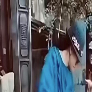 杨丽萍回家看母亲,十指长甲做家务拖把都拿不稳,踩恨天高像走秀