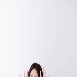 秦岚穿百褶裙庆祝44岁生日 双腿纤细修长尽显活力元气